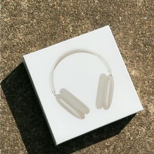 Apple Airpod Maxes Over-Ear Headphones - White